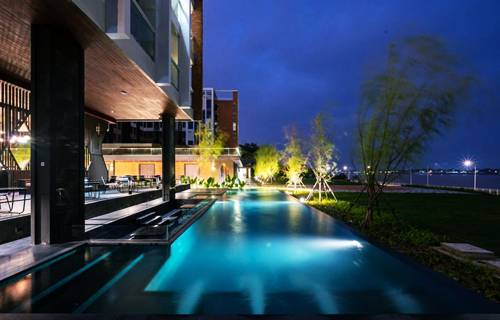 สระว่ายน้ำ โรงแรมเวลาดี นครพนม วิวแม่น้ำโขง