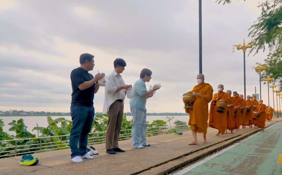 ตักบาตรข้าวเหนียวริมโขงนครพนม