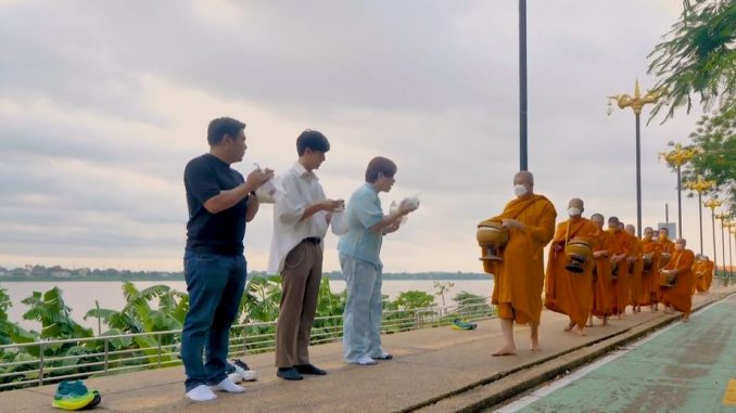 ตักบาตรข้าวเหนียวริมโขงนครพนม